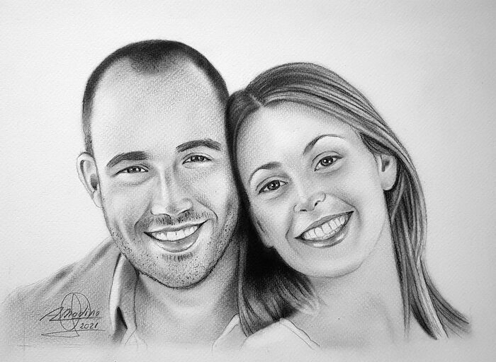 Pareja sonriente en blanco y negro