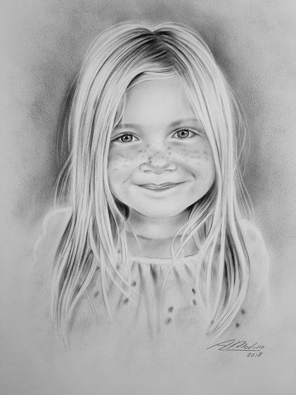 Niña sonriente en blanco y negro